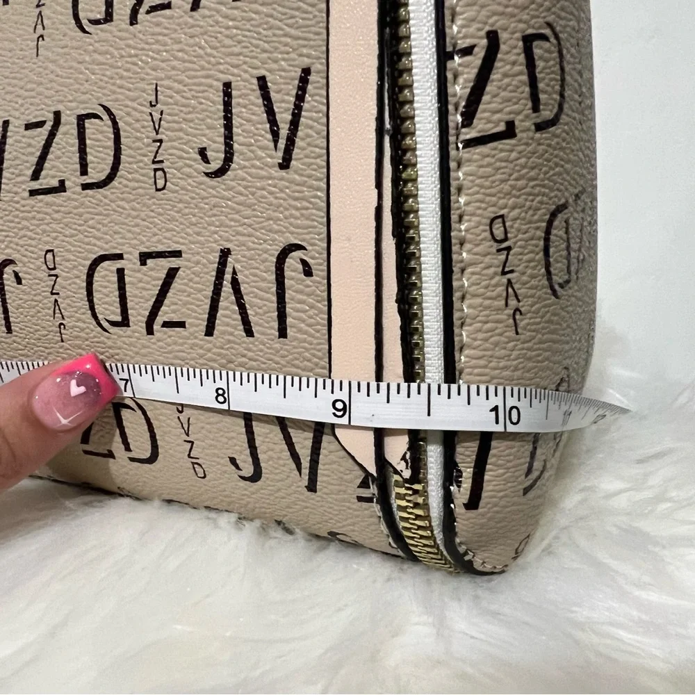 💗 *NEW* Cream Handbag with Gold‎ Hardware